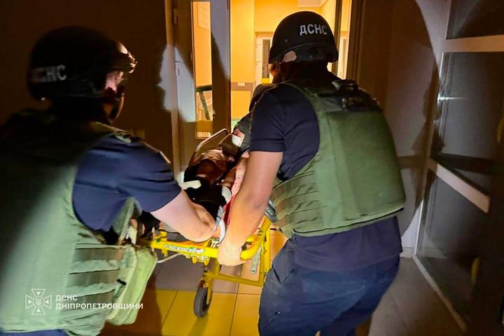 Рятувальники вивезли пораненого з небезпечної зони: РФ атакувала Дніпропетровщину, є загиблі та постраждалі