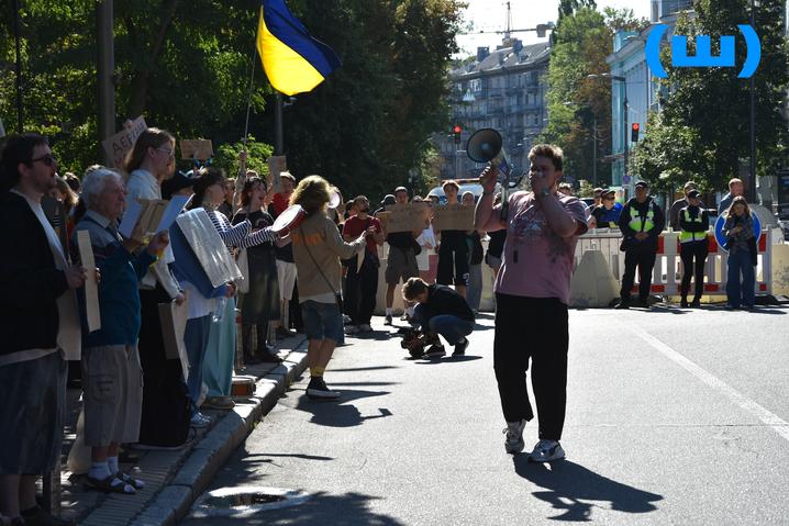 “Рада – від слова радитися. Ви не росіяни!”: під Верховною Радою мітингують за повернення Федорова в Міноборони