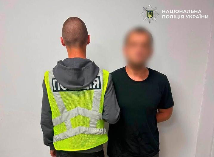 У Києві поліція затримала чоловіка, який викрав чуже авто з парковки супермаркету