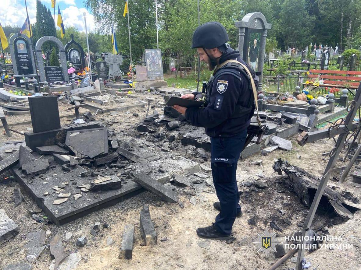 Зруйновані могили