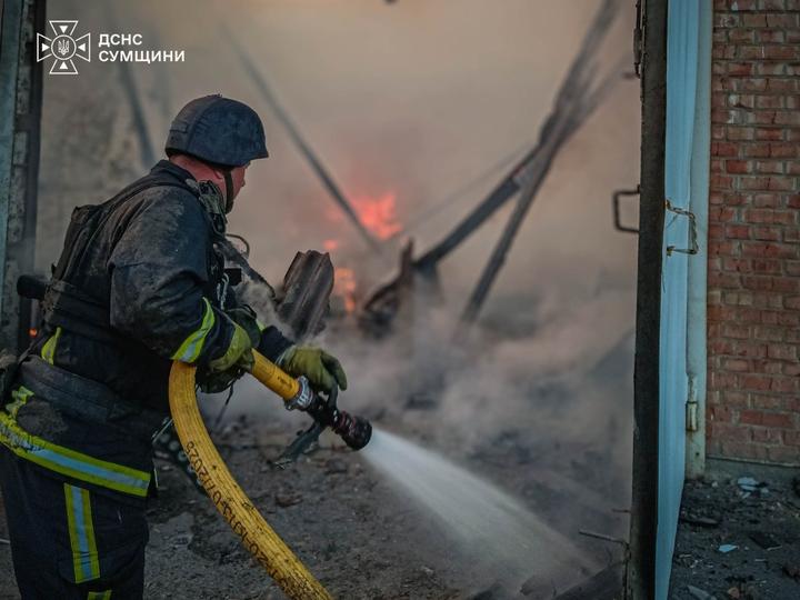 У Сумах виникла пожежа після російського удару: одна людина поранена