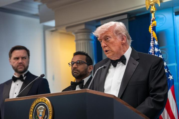 Стрілянина на вечері з Трампом у Вашингтоні: президента евакуювали, нападника затримали (ВІДЕО)