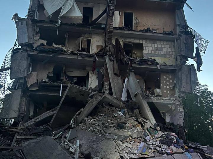 Russia struck Sloviansk with a FAB-500: the entrance to a high-rise building was destroyed, and there are injuries
