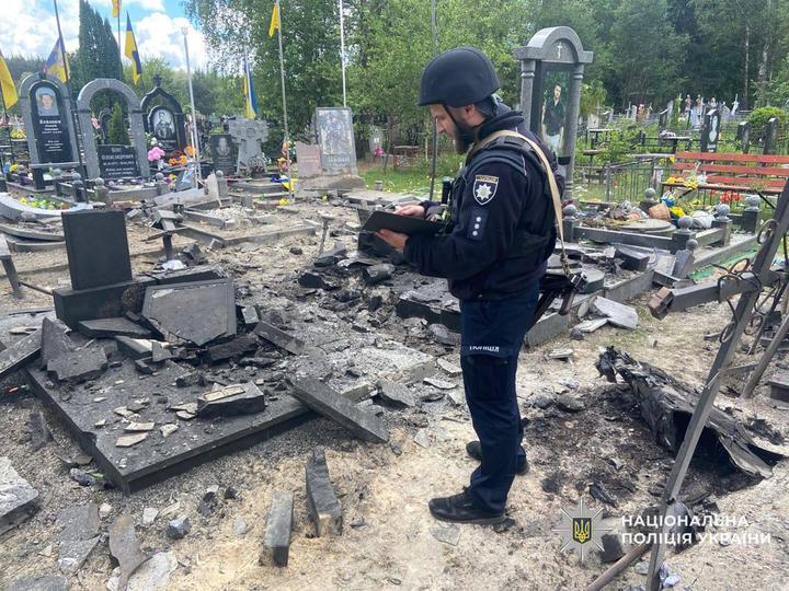 Зруйновані могили