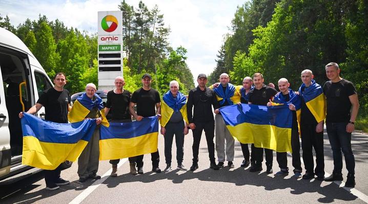 27.06.2026 Після утримання в Росії цивільні українці повернулися додому