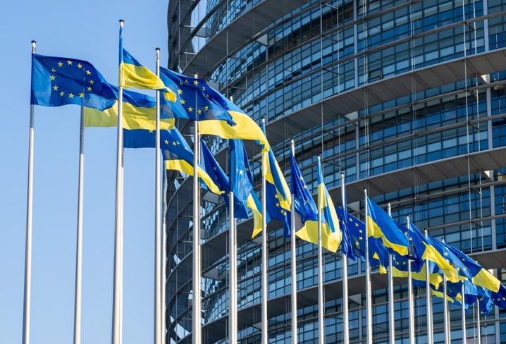 Прапори України та ЄС