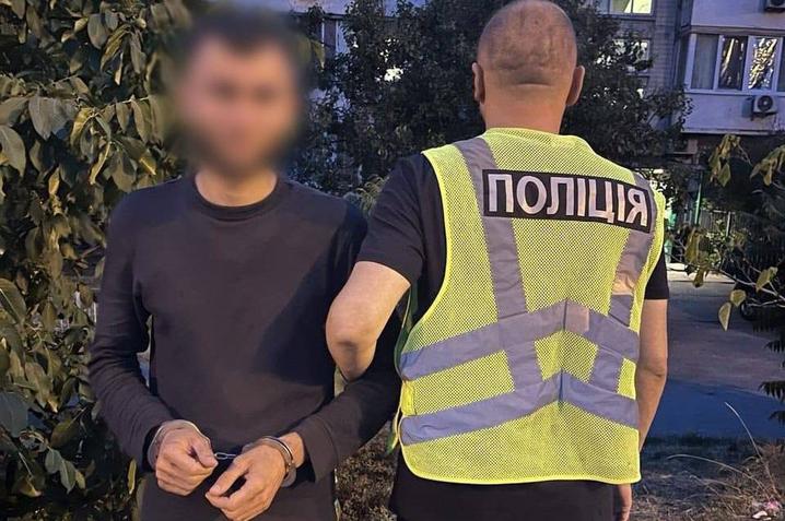 Обікрали пенсіонерку на 750 тисяч грн: трьом чоловікам повідомили про підозру