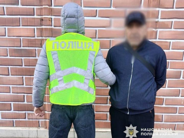 Обкрадав водіїв просто в дорозі: у Києві затримали підозрюваного іноземця 