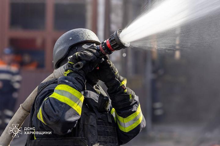 Рятувальники ліквідовують наслідки обстрілу
