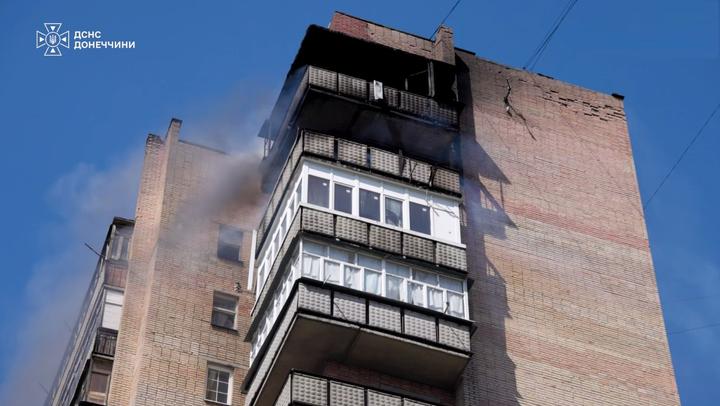 У Краматорську FPV-дрон влучив у багатоповерхівку: виникла пожежа 