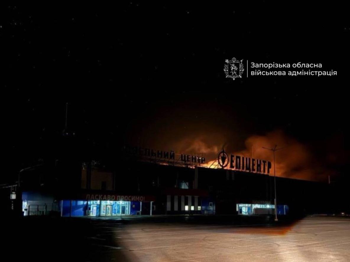 Росіяни атакували Запоріжжя: влучили в “Епіцентр” і промпідприємство