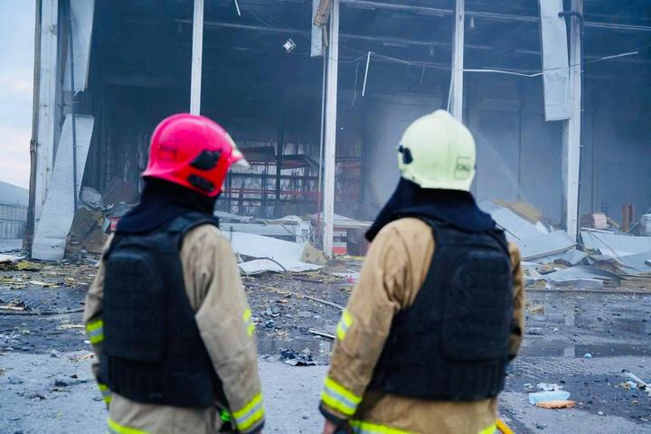 Рятувальники на місці атаки на склад на Одещині