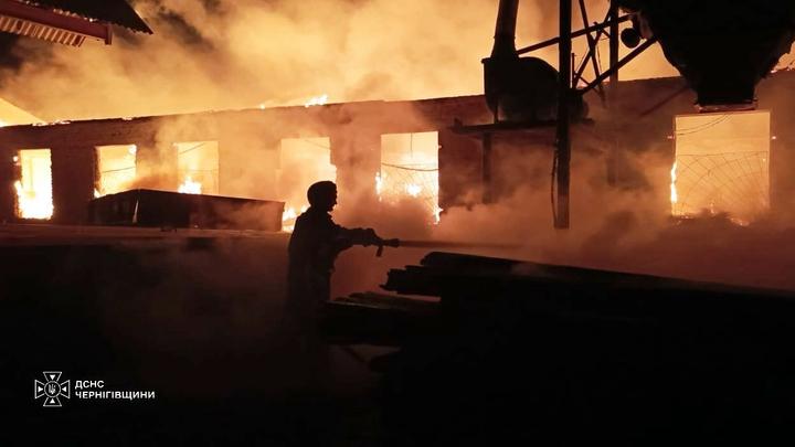 Ворожий обстріл Житомирщини та Чернігівщини: пошкоджено цивільну інфраструктуру, виникли пожежі