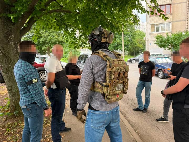 “Продай квартиру і задонать мені”: ДБР затримало офіцера за вимагання $10 тисяч у військового у СЗЧ