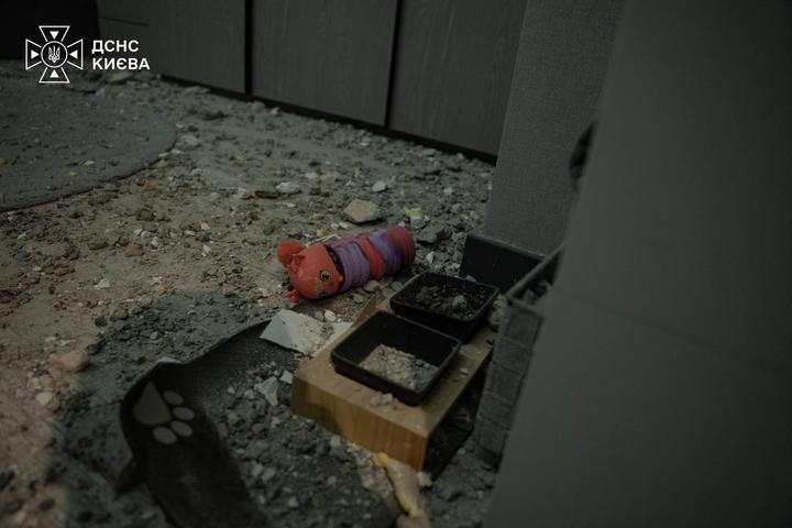 Російська атака пошкодила багатоповерхівку в Києві: постраждала жінка