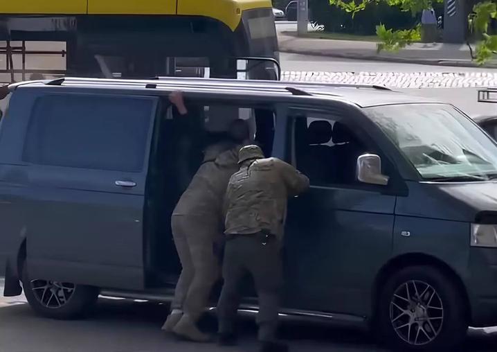 Відстрочка не врятувала: на Черкащині чоловіка повезли за 140 км на ВЛК