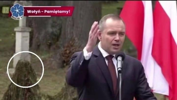 Радруж Приховані маскувальними сітками українські могили
