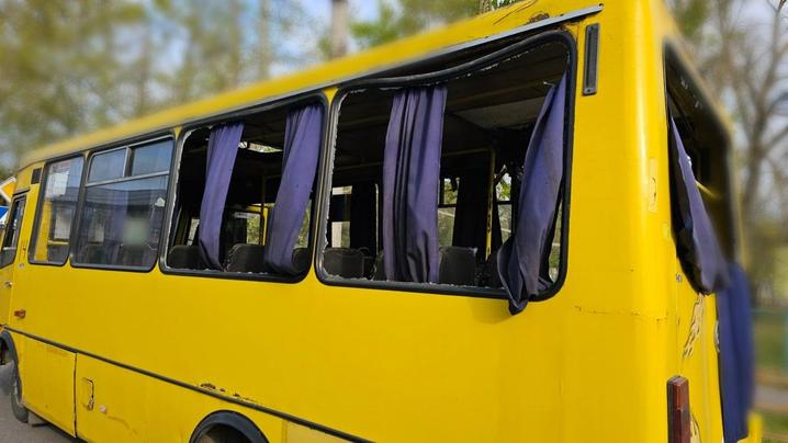 У Херсоні російський дрон атакував маршрутку: двоє людей загинули, семеро дістали поранень (ФОТО)