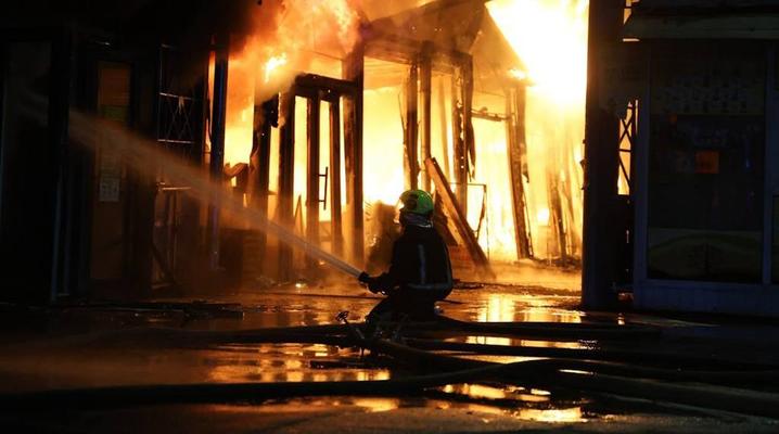 Нічний удар по Києву: рятувальники показали фото наслідків чергового російського обстрілу