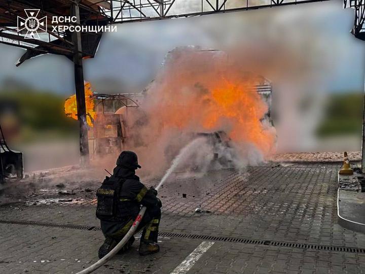 У Херсоні російські військові вдарили дроном по АЗС – фото
