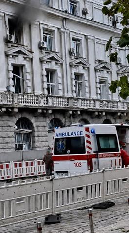 Момент влучання дрона в будівлю СБУ в Києві