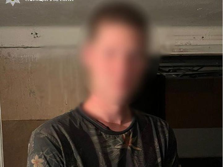 Вдарив по голові металевим ключем та вкрав телефон: у Києві поліція затримала 18-річного нападника