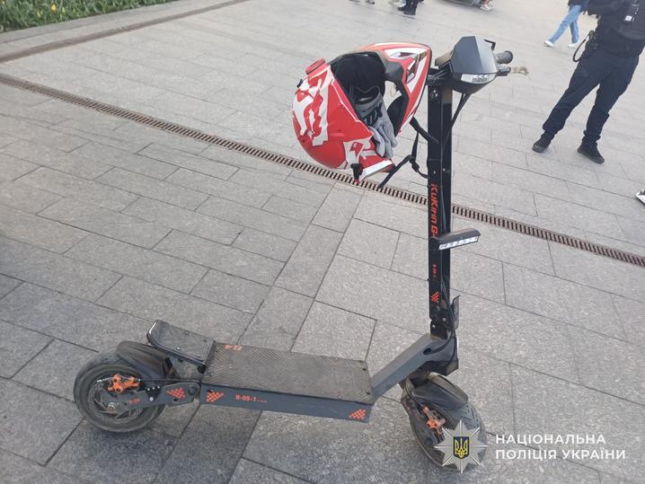 У Львові хлопець на електросамокаті збив 2-річну дитину