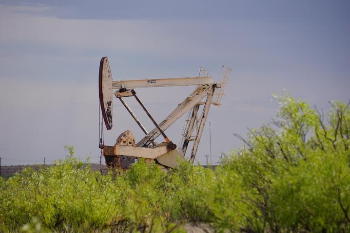 РФ скорочує видобуток нафти через удари по НПЗ і портах