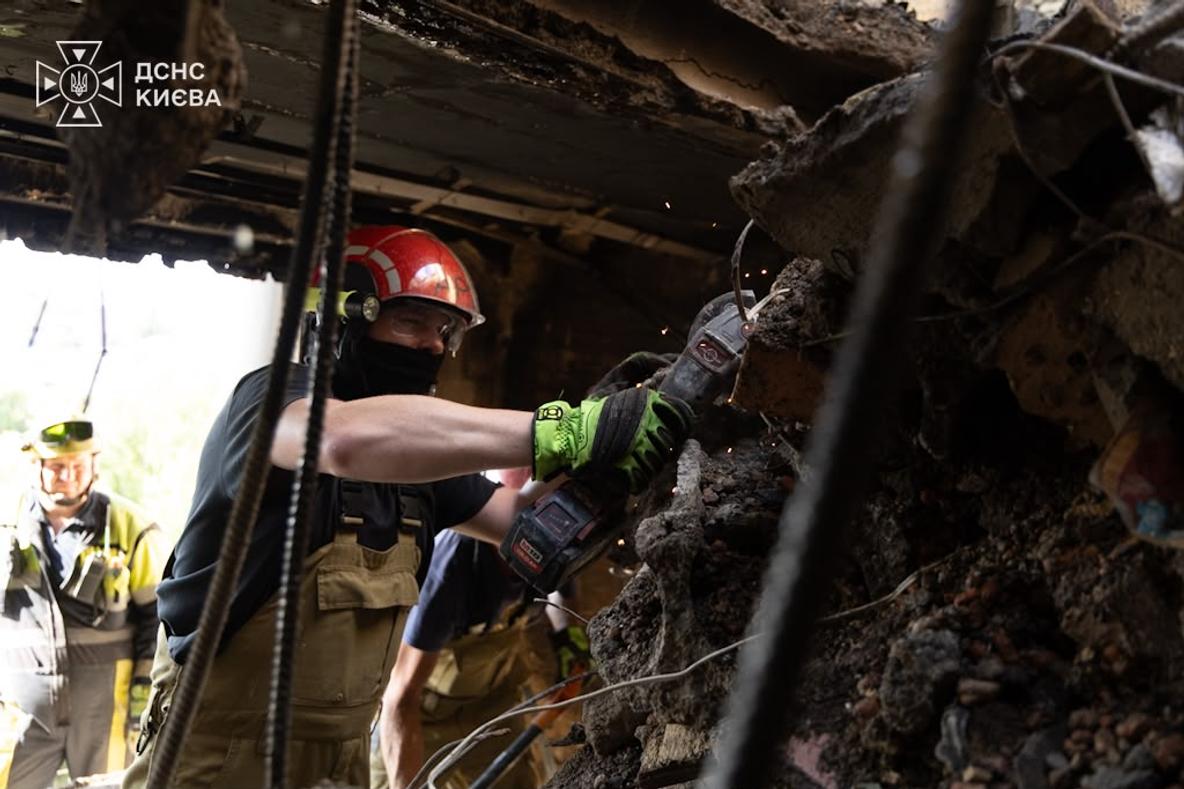 У Києві можливі перебої з гарячою водою: ворог атакував об’єкт критичної інфраструктури, одна людина загинула