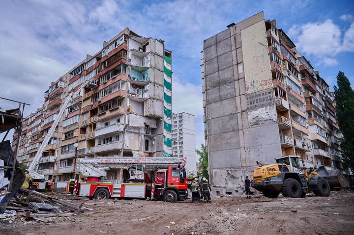 Зруйнована багатоповерхівка через атаку РФ 14 травня