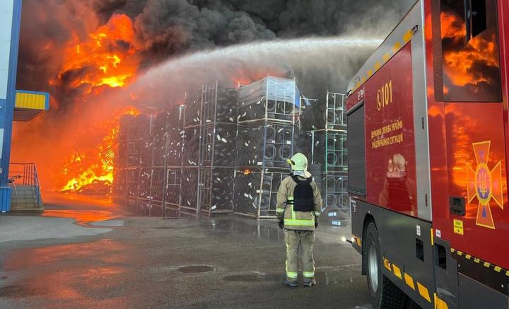 Large-scale fires are being extinguished in the Kyiv region following an attack by Russia: August 30 has been declared a Day of Mourning in the region