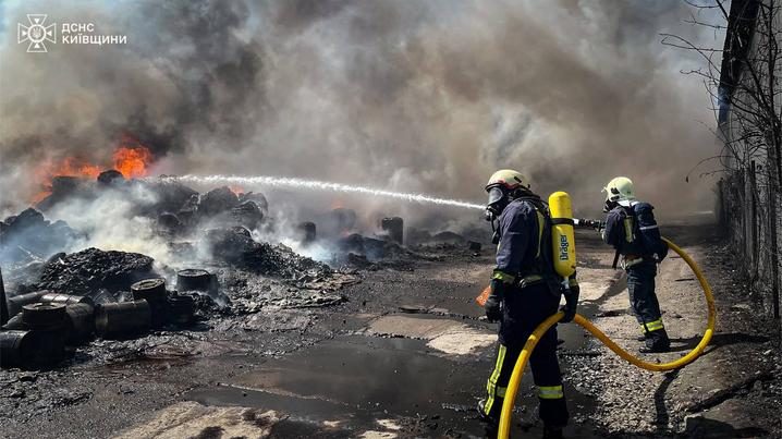 На Київщині працівники ДСНС ліквідували масштабну пожежу на промисловому підприємстві