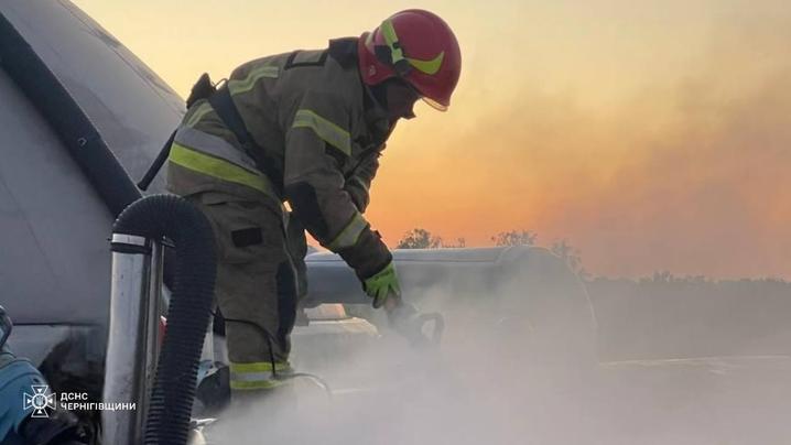 Рятувальник ліквідовує пожежу