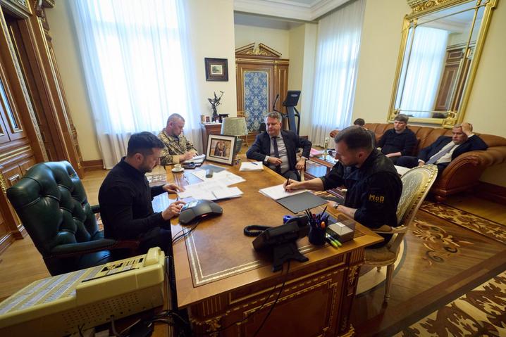 Прискорення поставок новітнього французького обладнання та ракет: Зеленський провів розмову з Макроном