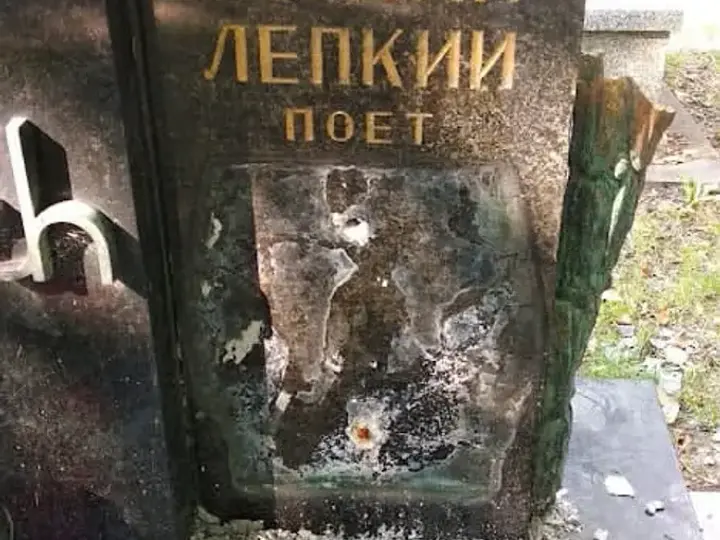 5 липня Поліція Польщі заперечує зв’язок пошкодження могили Богдана Лепкого з мотивами національного характеру