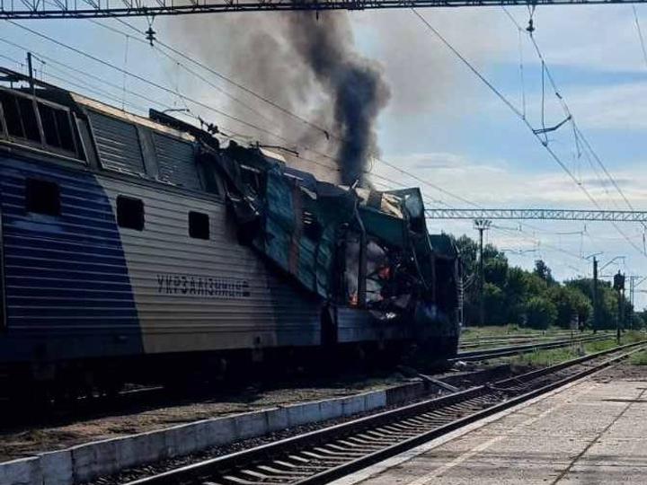 Ворог декілька разів обстрілював Дніпропетровщину протягом доби: знищено пасажирський потяг