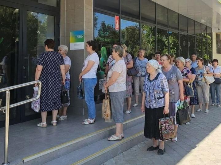 Черги до банків в Криму