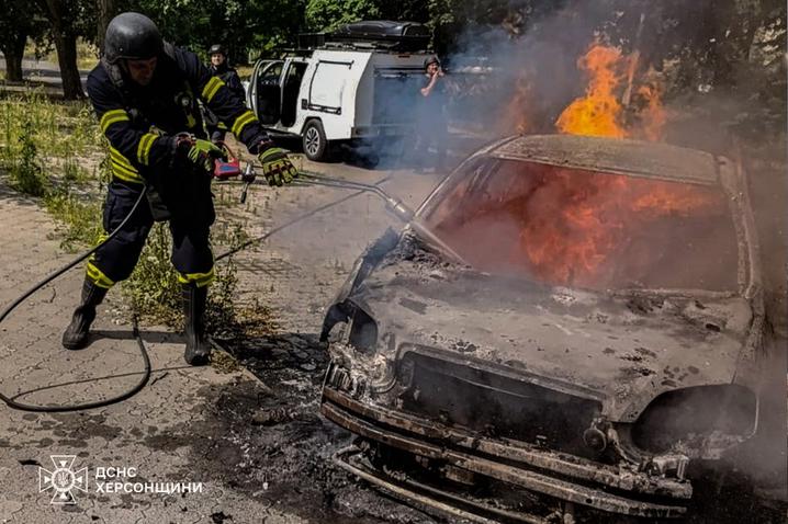 Російський дрон атакував автівку і будинок в центрі Херсона