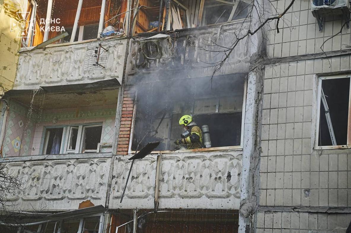 У Києві БпЛА влучив у 9-поверховий житловий будинок – є загибла