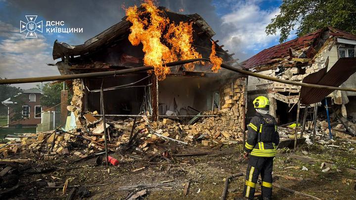 Після російського удару під Києвом спалахнула масштабна пожежа на складах
