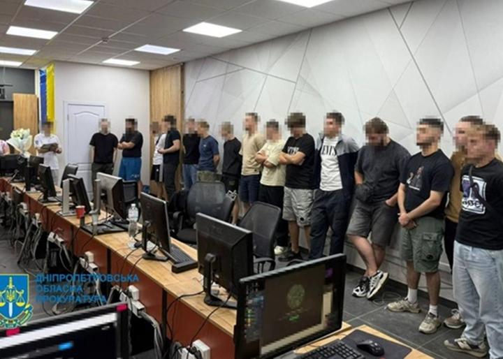 “За день можна заробити сотні доларів”: як влаштовані шахрайські кол-центри та хто там працює