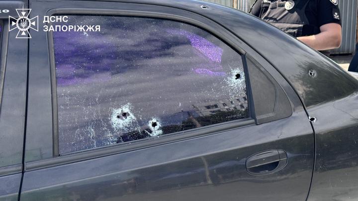 Сліди від обстрілу на авто Розстріляне авто