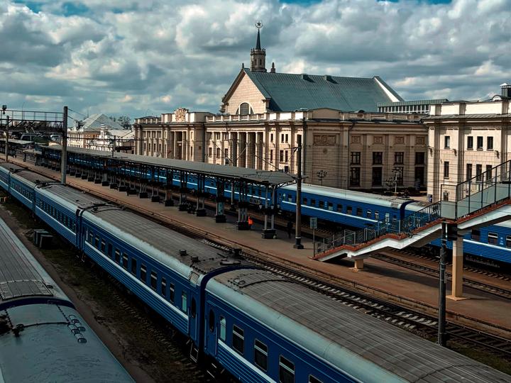 Через російські обстріли в Україні затримуються поїзди – Укрзалізниця