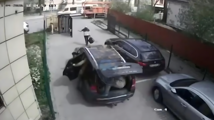 У Львові ТЦК силоміць заштовхали чоловіка в автомобіль і наїхали на жінку на очах у поліції (відео)
