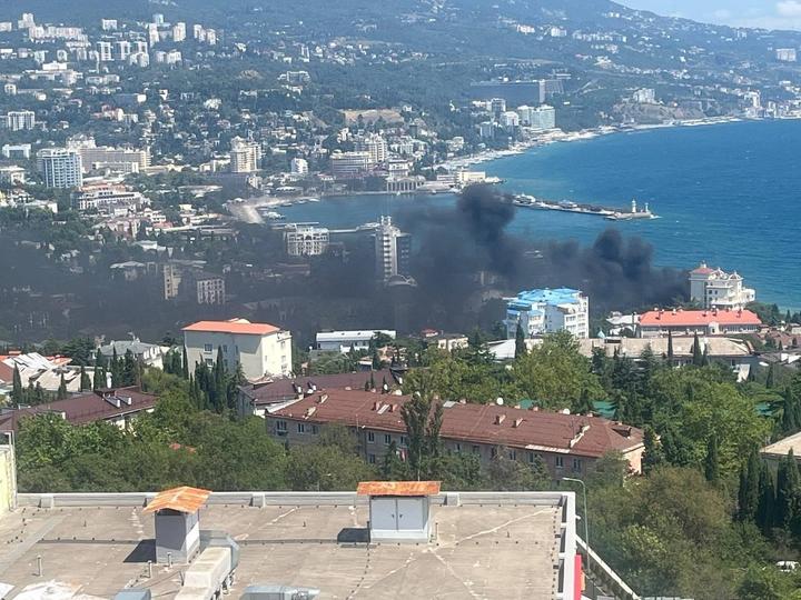 В окупованій Ялті повідомляють про атаку: у районі порту спалахнула пожежа