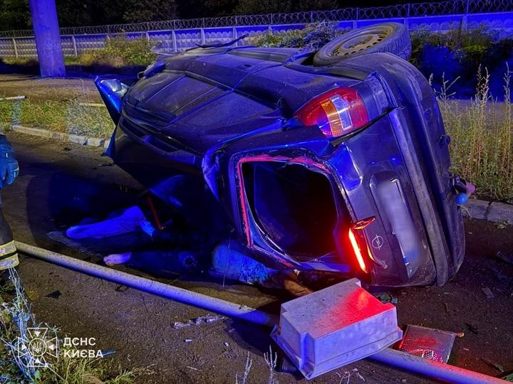 У Києві автомобіль впав з мосту: рятувальники деблокували тіло водія