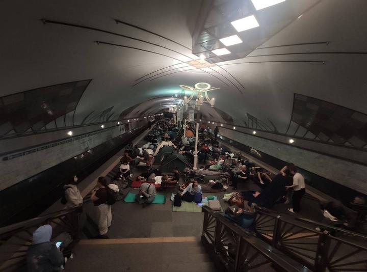 У Києві переповнені станції метро: у мережі повідомляли, що частину людей не пускають
