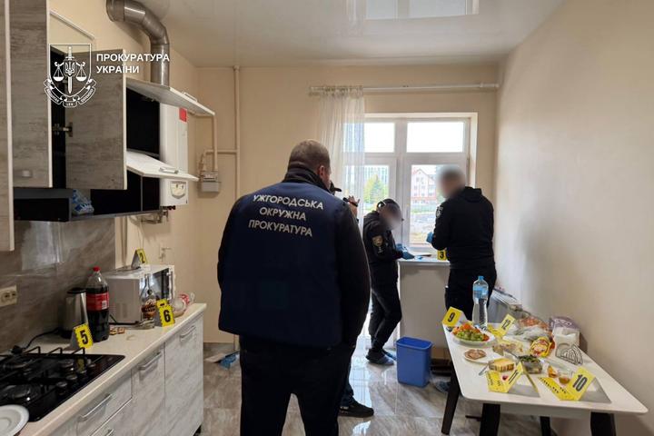 В Ужгороді правоохоронці розслідують обставини смерті українського військовослужбовця. У межах справи затримали 26-річну жінку, яку підозрюють у державній зраді.