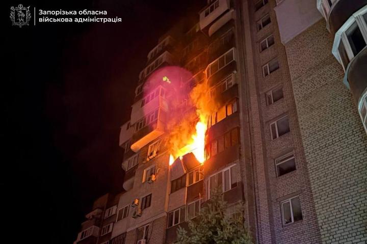 Нічний удар по Запоріжжю спричинив пожежу в багатоповерхівці