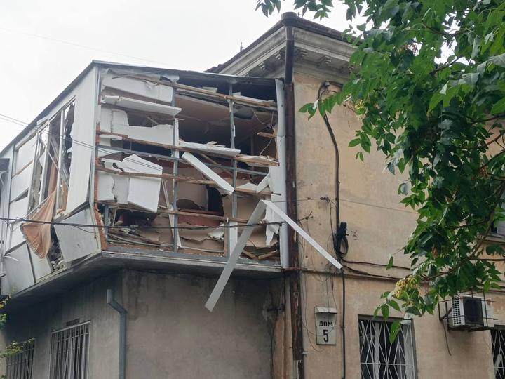 Унаслідок масованої ракетно-дронової атаки на Одесу понівечена багатоповерхівка, серед поранених є діти